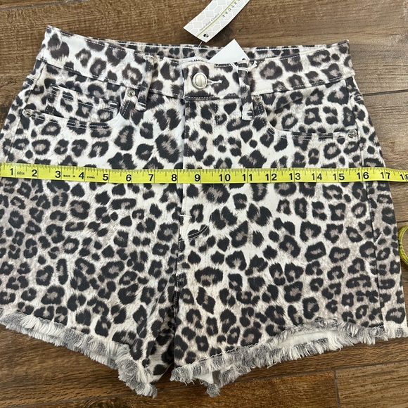 Good American Jeans Cut-Offs Snow Leopard Shorts 27, Leopard Shorts - Picture 10 of 11